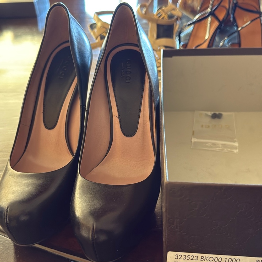 Black classic Gucci pumps new with box